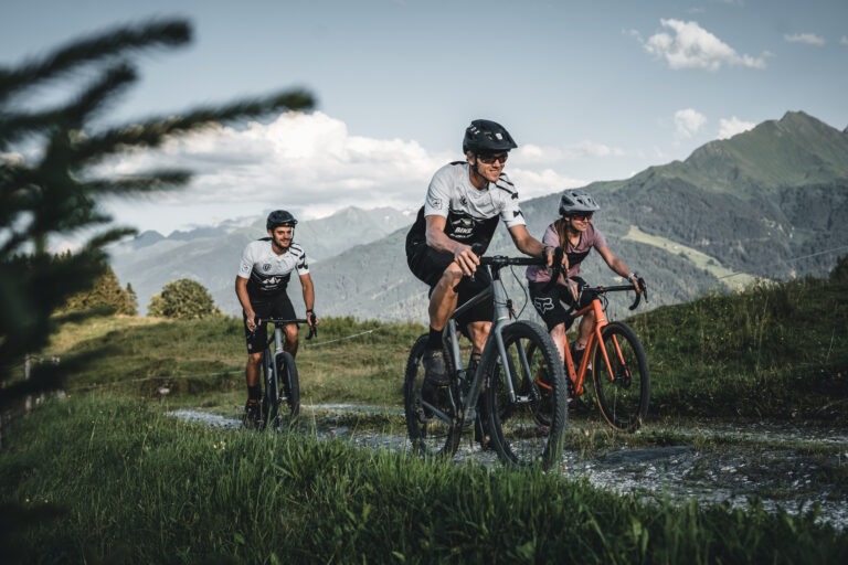 Gravel-Bike-Tour am späten Nachmittag / frühen Abend im Juli 2020 von Fotograf Daniel Kogler gemeinsam mit Gravel-Guide Tracy Anderson und dem Team von Bike Austria entlang des Mittersiller Sonnberg
01_2021, 2020, Austria, Bike Austria, Ferienregion Nationalpark Hohe Tauern, Freizeitaktivität, Gemeindegebiet Mittersill, Gravel Bike, Kitzbüheler Alpen, Landschaft, M+ Business Berg, M+ Business Sommer, M+ Presse Sommer, Mensch, Mittersill+, Mittersiller Sonnberg, Oberpinzgau, Pinzgau, Salzburg, Salzburger Land, Sommer, Tag, Tracy Anderson, Österreich, Bicycle, Bike, Clothing, Helmet, Human, Machine, Person, Transportation, Vehicle, Wheel