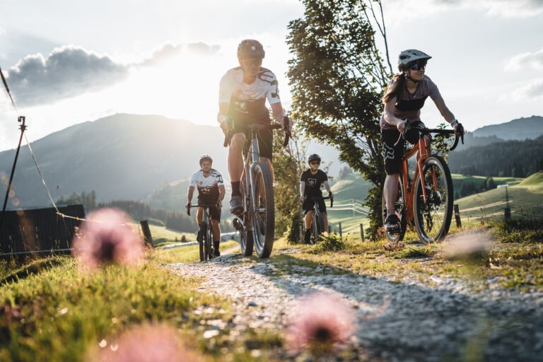 Gravel-Bike-Tour am späten Nachmittag / frühen Abend im Juli 2020 von Fotograf Daniel Kogler gemeinsam mit Gravel-Guide Tracy Anderson und dem Team von Bike Austria entlang des Mittersiller Sonnberg
01_2021, 2020, Austria, Bike Austria, Ferienregion Nationalpark Hohe Tauern, Freizeitaktivität, Gemeindegebiet Mittersill, Gravel Bike, Kitzbüheler Alpen, M+ Business Berg, M+ Business Sommer, M+ Presse Sommer, Mensch, Mittersill+, Mittersiller Sonnberg, Oberpinzgau, Pinzgau, Salzburg, Salzburger Land, Schönwetter, Sommer, Sonnenuntergang, Tag, Tracy Anderson, Österreich, Bicycle, Bike, Human, Machine, Person, Transportation, Vehicle, Wheel