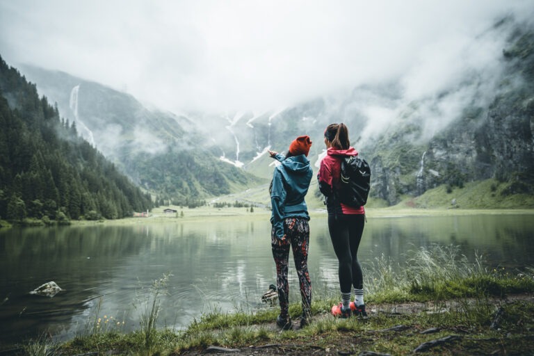 Hintersee bei Regenwetter beim Explorer-Weekend im Juli 2020 von Daniel Kogler.
01_2022, 2020, Andrea @thehikingfox_, Austria, Chelsea Seber, Daniel Kogler, Ferienregion Nationalpark Hohe Tauern, Freizeitaktivität, Hintersee, Juli, Landschaft, M+ Presse Berg, M+ Presse Sommer, Mensch, Mittersill, Mittersill+, Oberpinzgau, Pinzgau, Salzburg, Salzburger Land, Sommer, Tag, Wandern, Wasser, Österreich, Clothing, Human, Lake, Mountain, Mountain Range, Nature, Outdoors, Person, Water